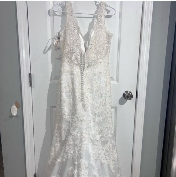 Elegant  Ivory Wedding Dress - Picture 3 of 17